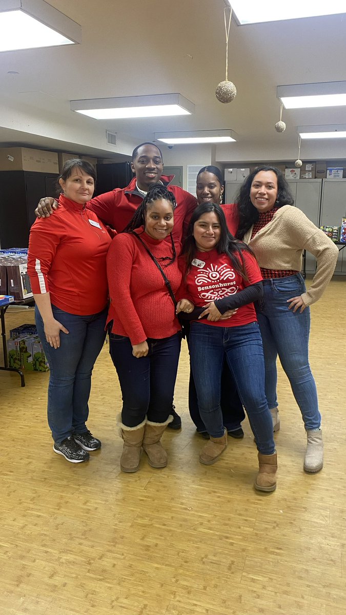 LeslieTGT's tweet photo. One of the many @WINNYC_ORG events #Target will participate in this holiday season 🎄✨ nice to see @TargetTammy20 and her team, our sister store 💕 #T3276 #T3404 #volunteering https://t.co/1HUx5aEaoV