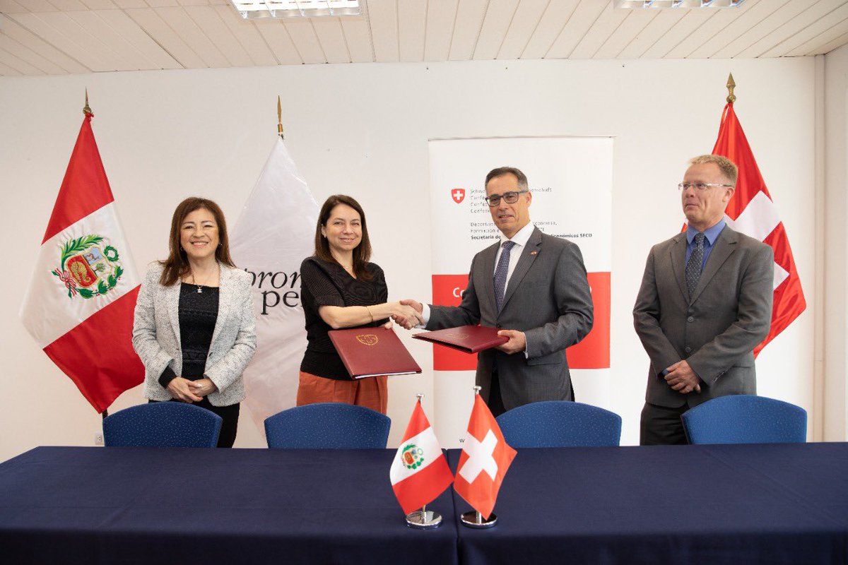 EmbSuizaPeru's tweet photo. Hoy firmamos un Memorando de Entendimiento con @Promperu, reafirmando el compromiso de Suiza con la promoción de exportaciones del Perú, en el marco del Programa #SIPPO de la Cooperación Económica @SECO_Peru para fortalecer el ecosistema exportador. https://t.co/5HajN2jW5X