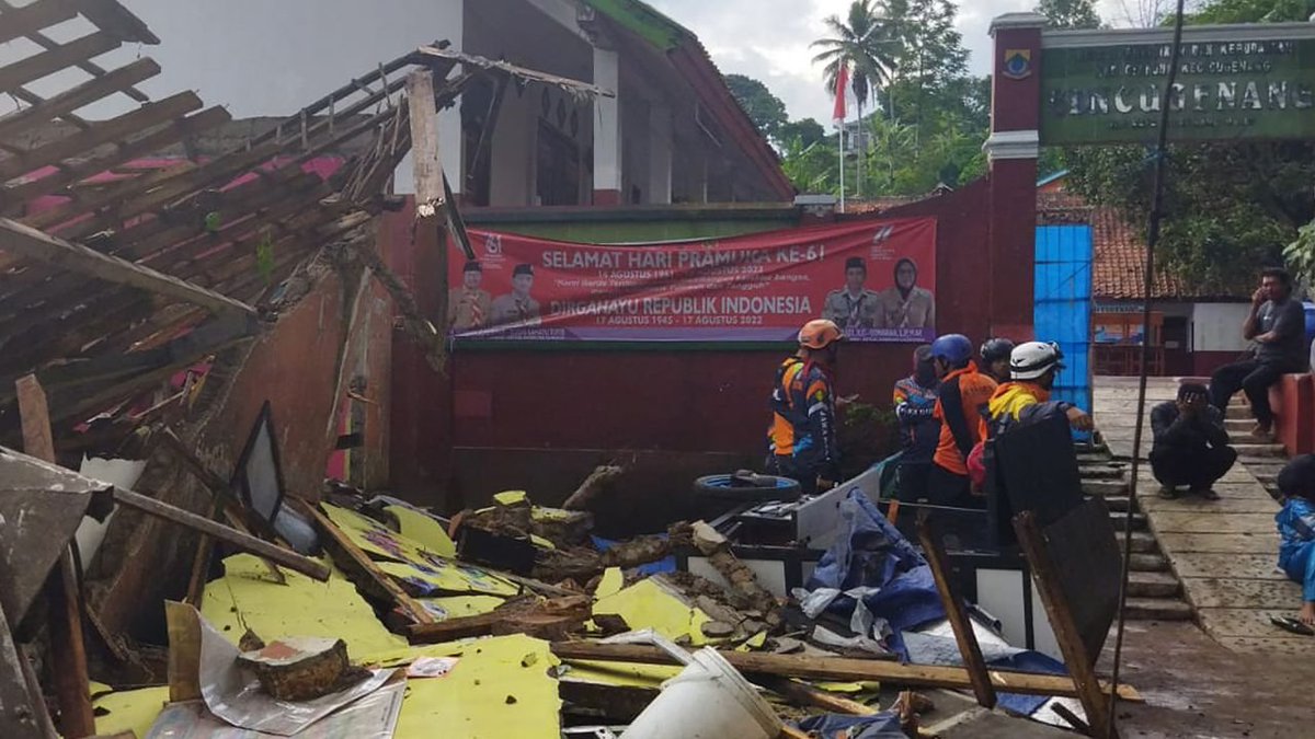 Magnitude 5.6 earthquake leaves at least 162 dead in Indonesia

So Sad Praying For These People! :(