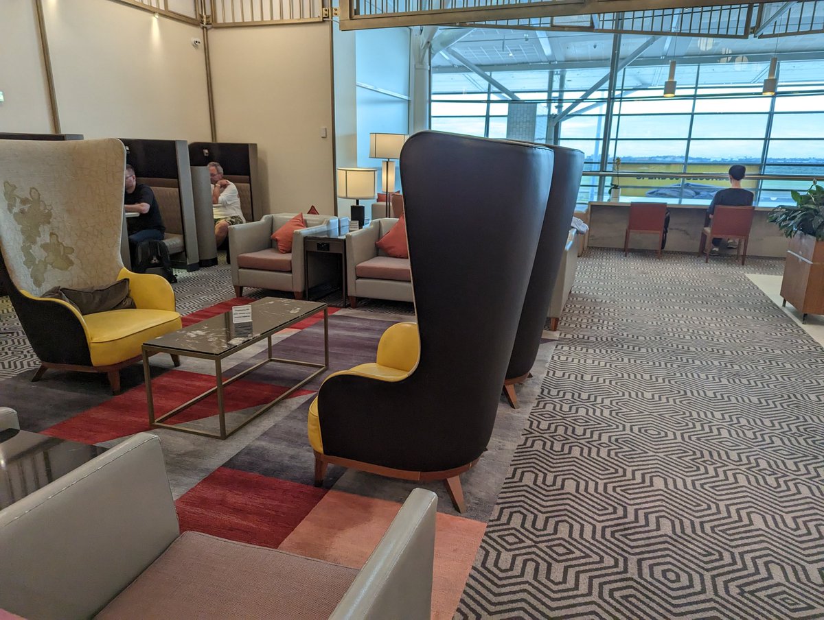 LachlanB_'s tweet photo. The #Silverkris Lounge in Brisbane is small but beautifully decorated. You'll find it up the escalators opposite Gate 82. https://t.co/HBDepV0pCh