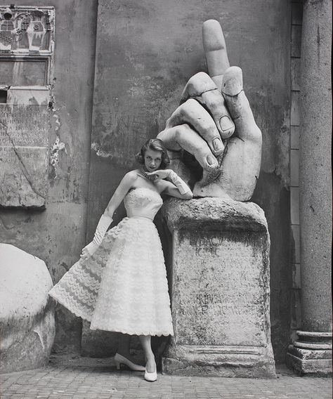 ∎

A Sorelle Fontana model
alongside the hand of the statue of Constantine
in the courtyard of the Musei Capitolini.

Rome
Italy
1952

© Regina Relang

#SorelleFontana #SorelleFontanaAlta #Moda #HauteCouture #StatueofConstantine #MuseiCapitolini #Roma #Italia