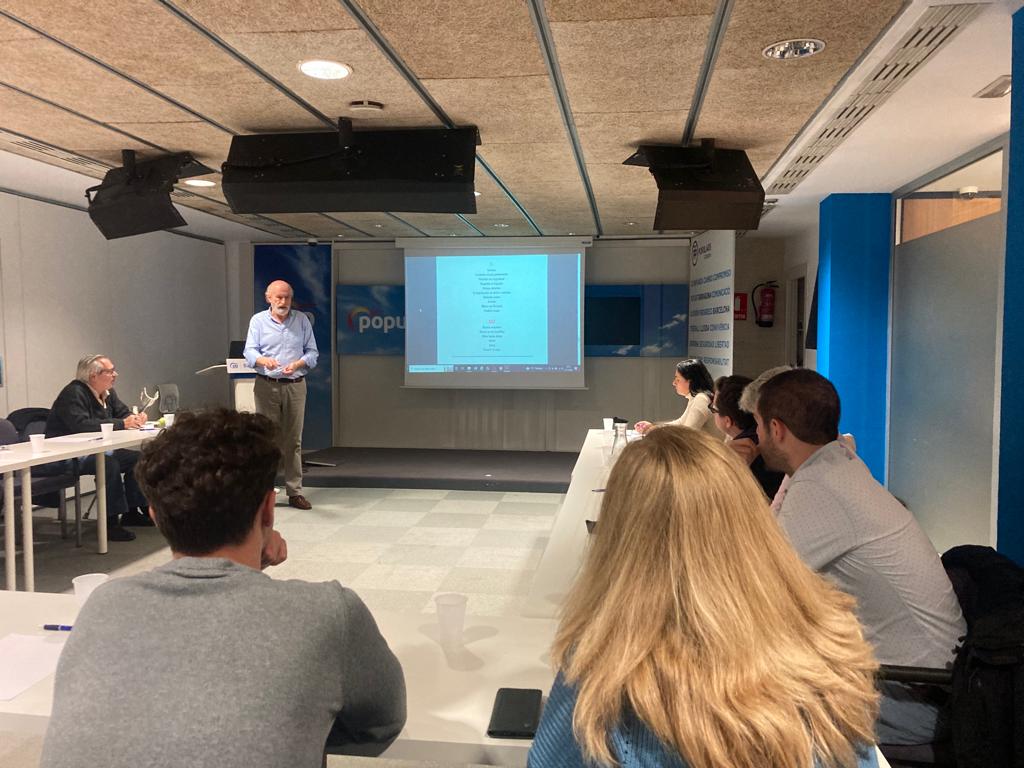 PPBarcelona_'s tweet photo. 👥️️Esta tarde ha tenido lugar la formación "Presentación personal y carpas informativas" a cargo de @averderapp.

Un curso importante ya que en las carpas informativas explicamos el proyecto del @PPBarcelona_ y atendemos a las sugerencias del ciudadano.
#ContamosContigo #Únete https://t.co/cR1MOJwfxB