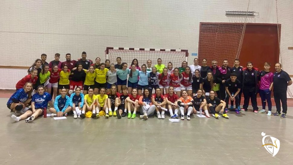 FFCM_es's tweet photo. 🛡️ SELECCIÓN |

▶️ Finalizó el primer entrenamiento para el combinado femenino sub-19 de la #selecciónCLM de #futsalCLM, dirigido por @RamonJLozano 

🙏🏻 Gracias al Ayuntamiento de Puertollano (@aytopuertollano) por la cesión de las instalaciones

#somosCLM #fútbolCLM https://t.co/uXWMjoWMYc