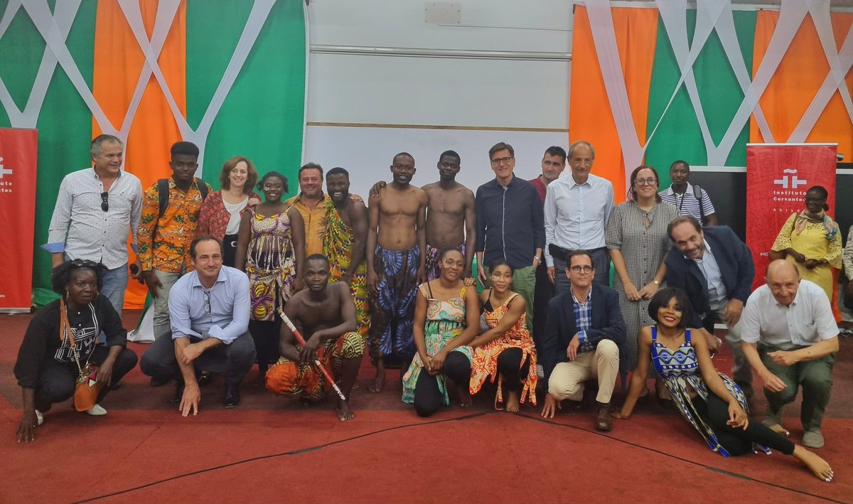 Nuestra delegación <a href="/InstCervantes/">Instituto Cervantes</a> @gescribano3 <a href="/MAECgob/">Ministerio de Asuntos Exteriores, UE y Cooperación</a> <a href="/AccEducativaExt/">Acción Educativa Exterior</a> <a href="/sepiegob/">SEPIE</a> asiste a una representación de FUENTEOVEJUNA en su bella y emocionante adaptación marfileña, iniciativa conjunta <a href="/festivalalmagro/">Festival de Teatro Clásico de Almagro</a> <a href="/AECID_es/">AECID</a> <a href="/production_alma/">Alma Production</a> #INSAAC