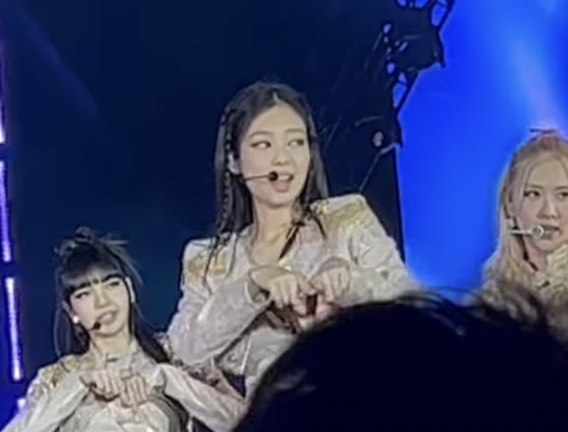 JENNIE CHILE on Twitter "Grimes at the concert yesterday!"