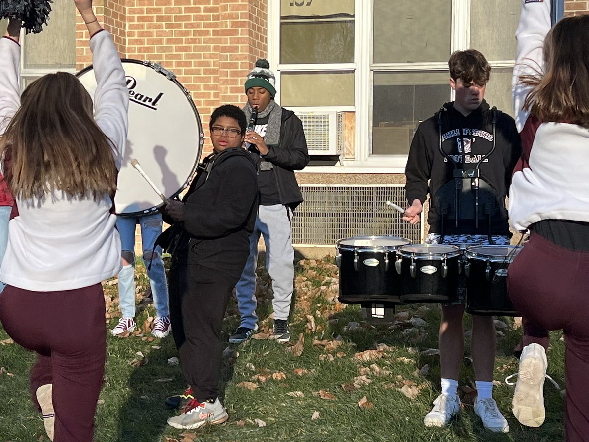 PAWSitivelyPES's tweet photo. PHS is in the house!
Senior football players, cheerleaders, and the marching band made for an AWESOME ARRIVAL for PES students this morning.
#AwesomeArrivals
#GoPburg
#PESpride https://t.co/qyfpKEVloO