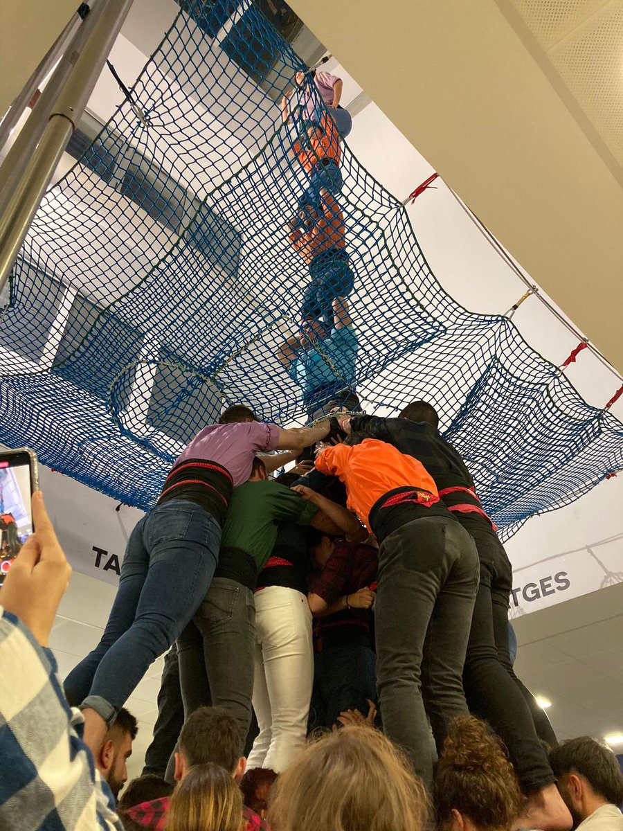 Colla, avui hem descarregat el nostre primer pd6f sencer a assaig!

Demostrem un cop més que el límit el posem nosaltres. Si el voleu veure a plaça, tothom a assaig🧡

#castellers #castells #pataquers
