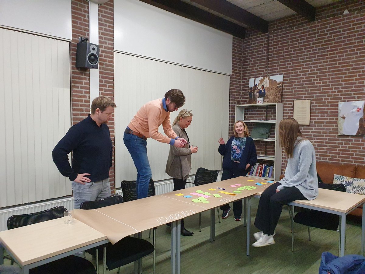 Kijkend vanaf de maan ontdek je de aarde... Met bestuur kijken naar wat er toe doet. Wat is het DNA als Samen Oplopen?
Het hogere doel voor ogen houden (kinderen groeien gezond op in eigen gezin), de oplossing is zo simpel (er zijn voor gezinnen) in hun totale leefwereld.