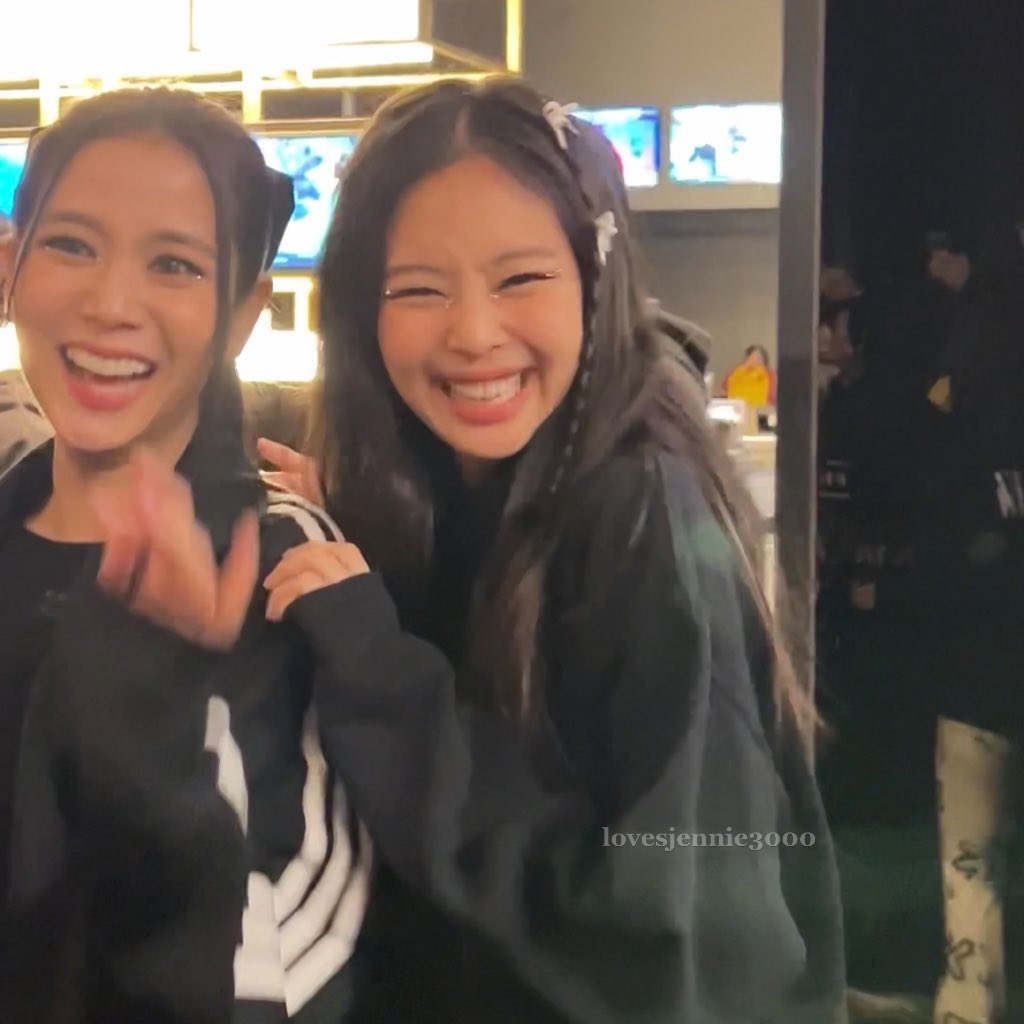 lovesjennie3000's tweet photo. LA day2 sendoff - I said to jennie you took a pic of me in ny (concert), so can i take a pic of you now? and she posed for me, twice 😊✌️ https://t.co/8JnEo5K5ko
