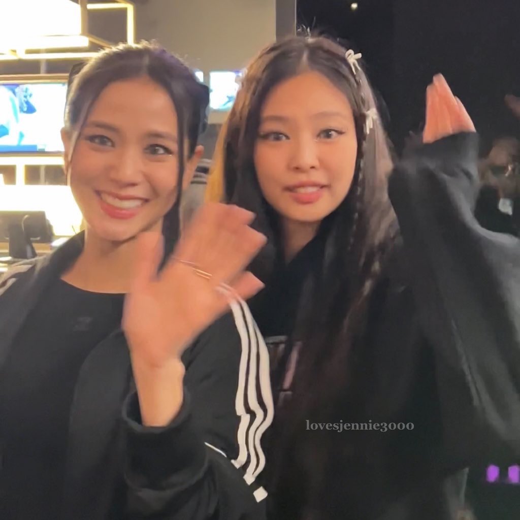 lovesjennie3000's tweet photo. LA day2 sendoff - I said to jennie you took a pic of me in ny (concert), so can i take a pic of you now? and she posed for me, twice 😊✌️ https://t.co/8JnEo5K5ko
