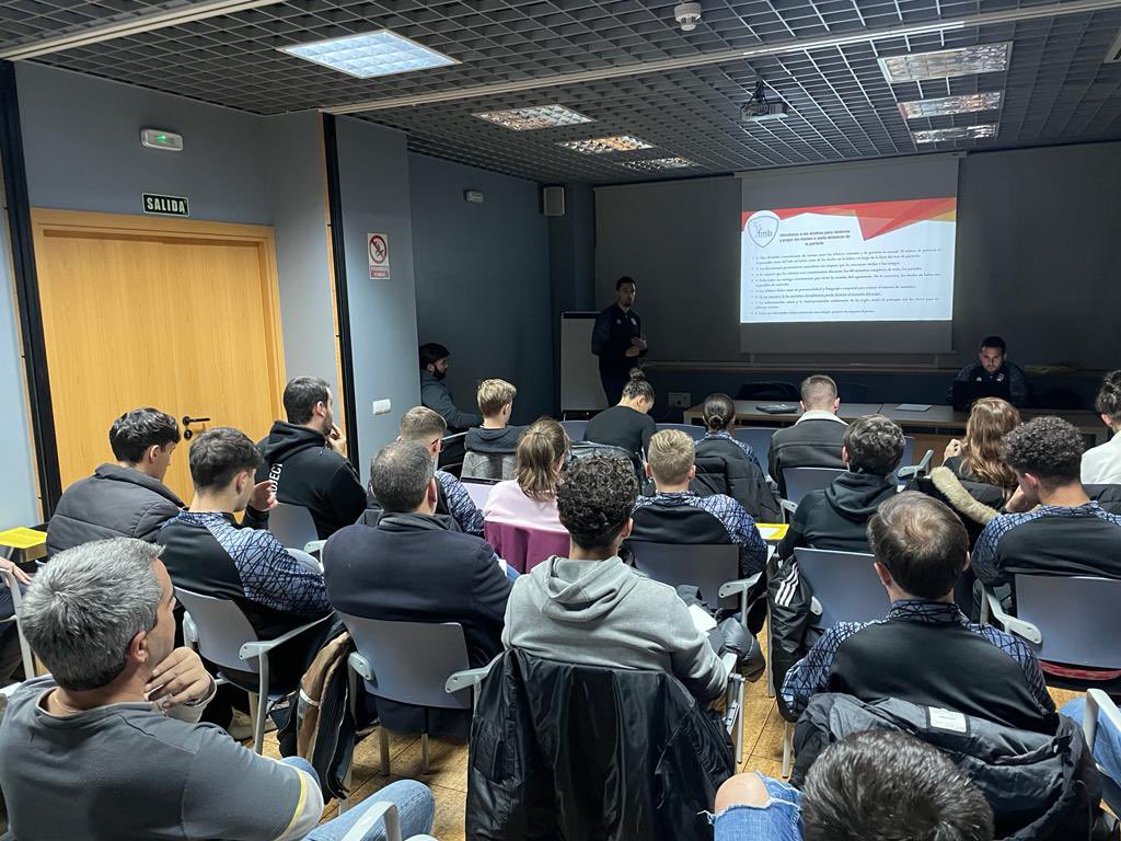 fedmadridbm's tweet photo. #Arbitraje | Árbitros del #CTAMadrid de categoría territorial en su reunión mensual de formación.
En esta ocasión se ha trabajado el control de las acciones en el pivote.
🧑🏻💻Ponencia a cargo de los árbitros de Div. Honor Plata: Óscar Gutiérrez y Jorge Monjo. https://t.co/W7EkZKNx62