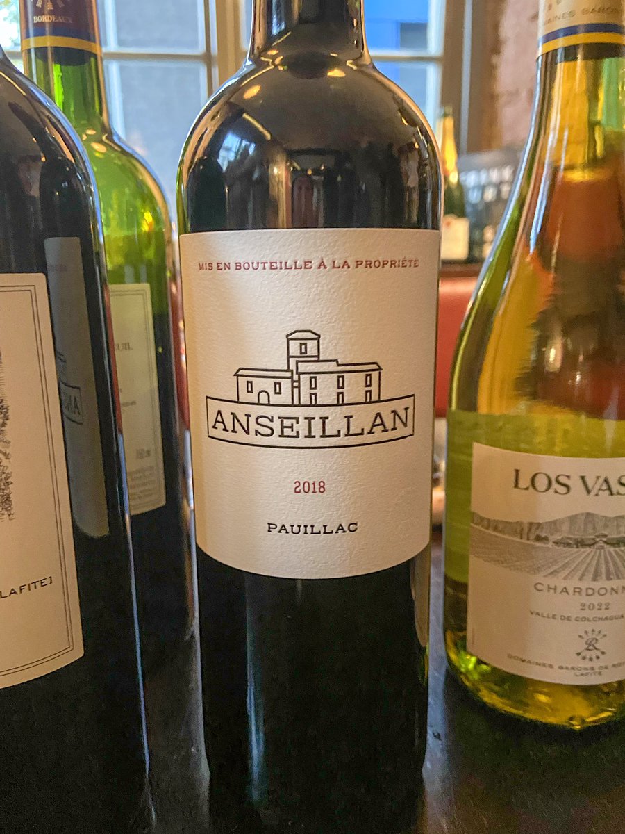 先日に試飲会で飲んだこのアンセイヤン！あのラフィットの畑とは道路挟んで向かいにあり、造り手もラフィットなのですが！
お値段が60€ぐらいと素晴らしいワイン！
良いヴィンテージの時はラフィットにも葡萄は使われるみたいですよ〜！