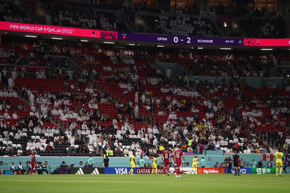 CabineSport's tweet photo. Mais mentiras vindas do Qatar?

A organização do mundial tem anunciado números altos de assistências nos jogos... O que parece suspeito tendo em conta a capacidade dos estádios.

Qatar x Equador - Adeptos anunciados: 67.372; Capacidade do estádio Al Bayt: 60.000

Mas há mais⬇️ https://t.co/56JxYW0PWD
