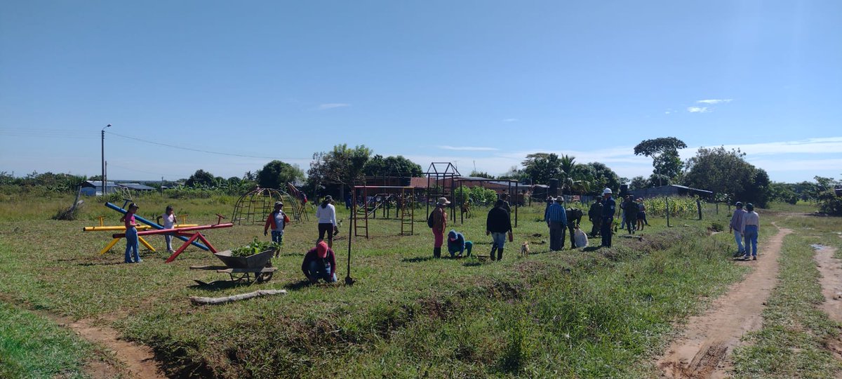 Ejercito_Div8's tweet photo. #Ahora | Comprometidos con el cuidado y preservación del medio ambiente, soldados del Batallón de Infantería N.°44 junto con #ASIG, #ASENTEC 2020 y la comunidad siembran más de mil árboles nativos en la vereda Atalayas, de Aguazul, #Casanare.

#CustodiosDelMedioAmbiente https://t.co/sp9DohcfyY