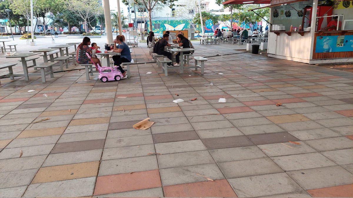 MarcoGilerM's tweet photo. ¿Quién está a cargo en #Portoparques?
Es una torpeza descuidar los lugares públicos de los que nos sentimos orgullosos.
Aunque tan responsable es quien administra como el mal ciudadano que destruye o ensucia.
@PortoviejoGAD https://t.co/rdmCn35ncq