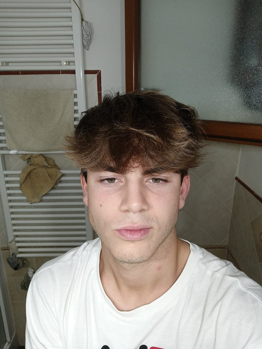 l'asciugamano dietro rovina letteralmente la foto 💀