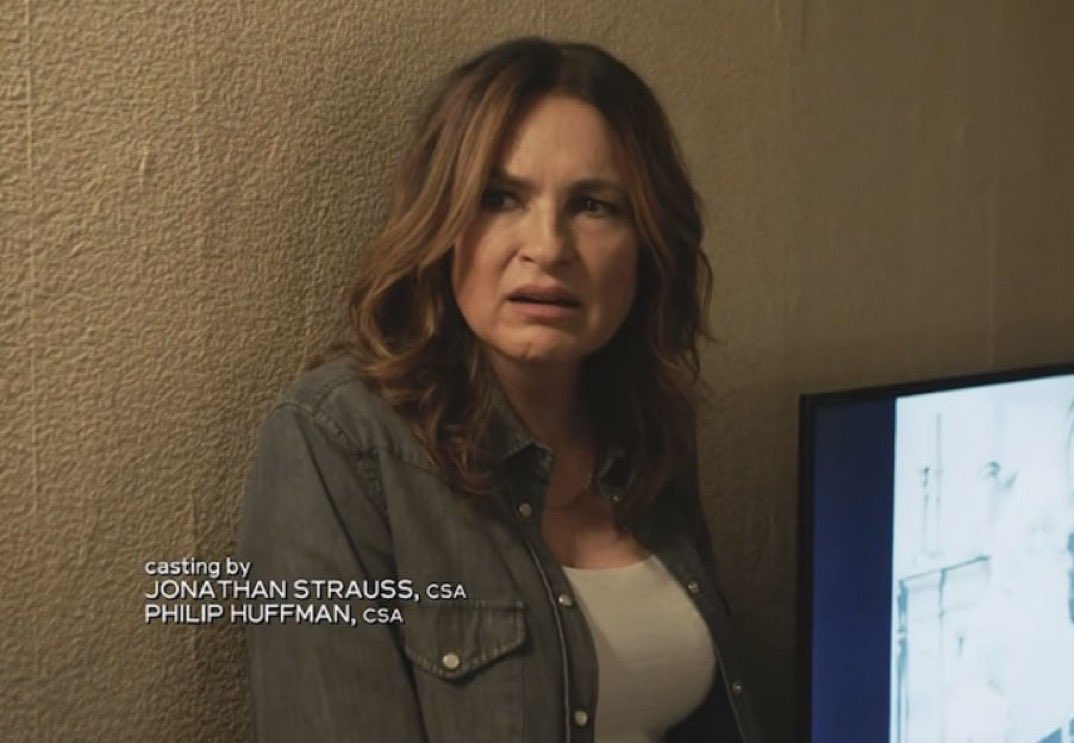 eoisendgame1's tweet photo. Once again, my headcanon is Rollins has called Stabler to meet Liv at the hotel room so they can get it out of their systems.

Seriously, what else could that look be? https://t.co/RPdKiW0Nl2