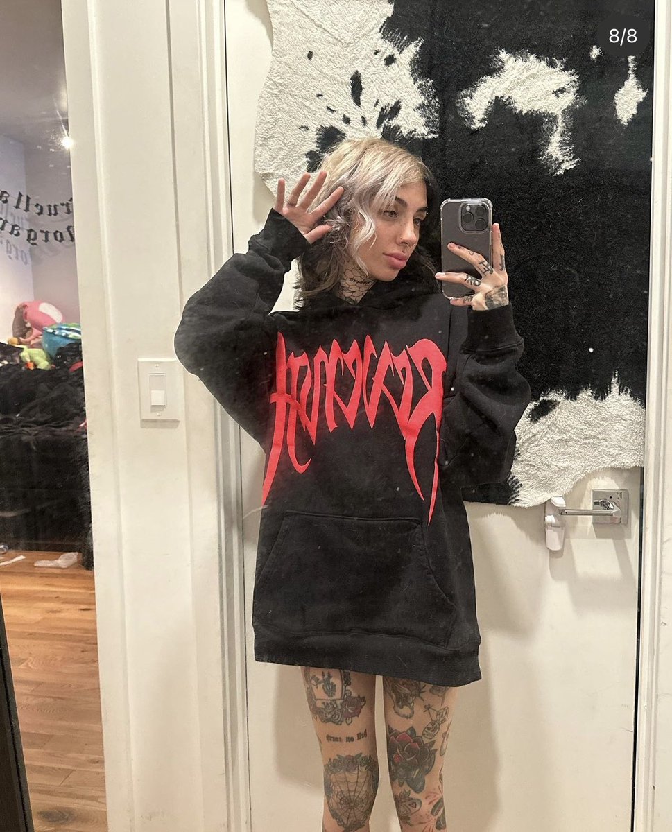 bcnesdecayed's tweet image. It’s so cold that I’m in my oversized hoodie. ❄️🖤