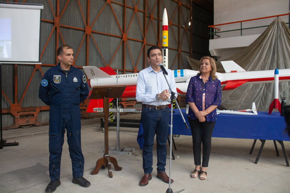 hugo_vera_'s tweet photo. Junto a intendenta @DoraRRodriguez, efectivos de Base Aérea Chamical, representantes de Xintar y LedLar, docentes y estudiantes de escuelas técnicas, integrantes de ACEMA, participamos de la I° Jornada de Modelismo Espacial y Cohetería Amateur
#CienciayTecnología @QuintelaRicardo https://t.co/A0phpxd81z