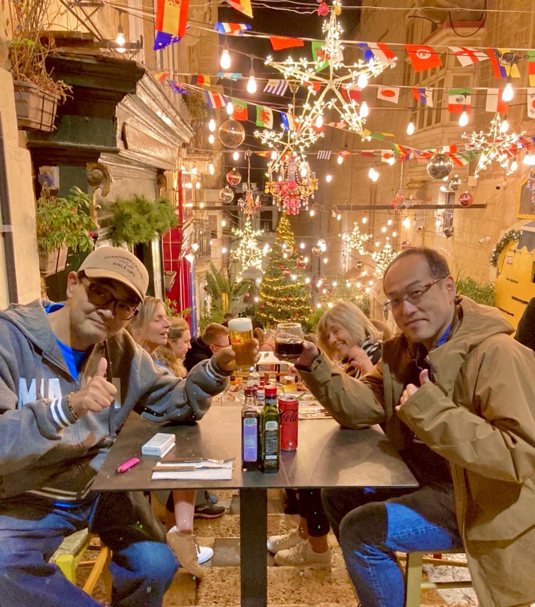 CWC2022JP's tweet photo. オープンエアのお洒落なピッツェリアで、マルタ最後の夜を満喫するスエムラ選手とドウ選手の様子が送られてきました！！
旅のラストにふさわしい素敵なディナーですね！！！

マルタの現地時刻は朝の5時、もうまもなく出国の朝がやってきます。
#カタン世界選手権 
#CWC22 https://t.co/Jva25yk5X2