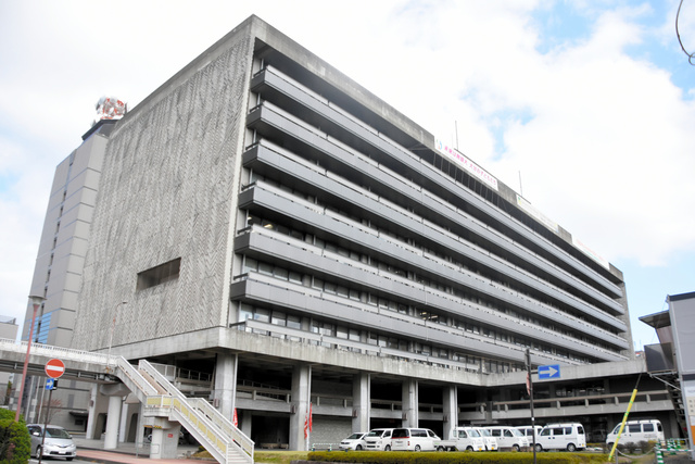 livedoornews's tweet photo. 【請求】自殺未遂の女子生徒と交際、元教諭に解決金200万円求償へ 大分県教委
https://t.co/ZeJLq8SrYm

女子生徒は元教諭に妻子があることに悩み、交際をやめたいと再三切り出したが「ずっと恋人でいたい」などと引き留められたという。その後、2019年に自宅で自殺を図り、昏睡状態になった。 https://t.co/d8t9fyaapF