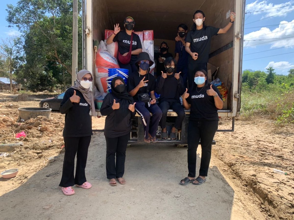 Malini_Purple's tweet photo. Inilah kami!

Walaupun kami dari pelbagai kaum, kami bersatu dan teguh sebagai Kawan.

Isu kaum,warna kulit dan jantina bukanlah halangan untuk menjalin hubungan dengan seseorang individu, Yang penting ialah hati baik dan fikiran yang terbuka.

#KitaKawan
#NoRasicm
#WeareFriends https://t.co/Iwr6o6iJgN