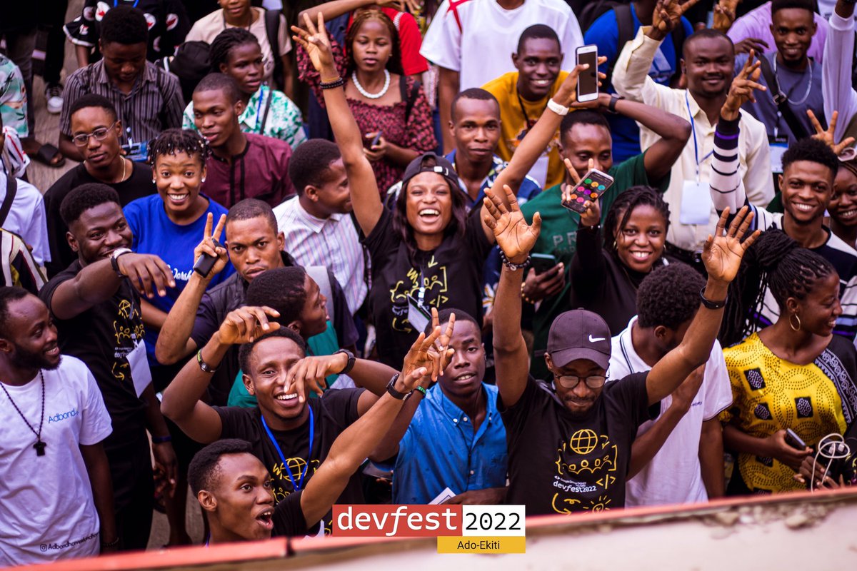 theglobaldorcas's tweet photo. Find me😉.
Of course you would, I’m the happy child with her wide grin in the middle 😅🥰.
#DevFestAdo22 was too lit!
Thank y’all for coming thraa, onto the next ⛈⛈.... https://t.co/w3hdz4RUCv