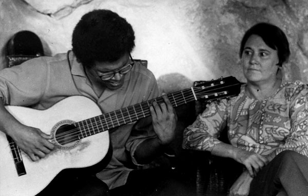 Retamar recordó en una ocasión «los vínculos sagrados de Pablo con la Casa, y, en particular, con Haydee». Ante la partida del trovador, evocamos esos vínculos y nos unimos a quienes lo recuerdan vivo en su obra inmensa. Llegue a sus familiares y amigos nuestro abrazo.