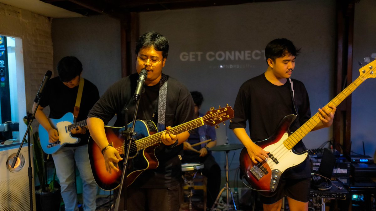 halunan_'s tweet photo. Beberapa momen keseruan Release Showcase Claudia Iva di FNDRS sabtu lalu, terimakasih teman-teman yang sudah datang. Sampai jumpa diperkelanaan selanjutnya! https://t.co/nL3kjmMfb1