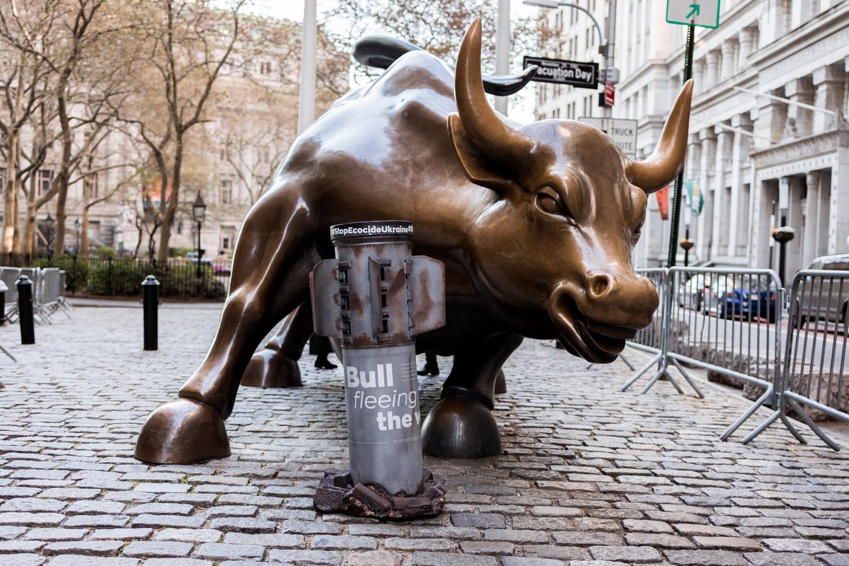KyivIndependent's tweet photo. ⚡️Activists place Russian missile next to Wall Street bull statue.

Activists from the organization UAnimals placed a sculpture of a Russian missile next to the Charging Bull statue on Wall Street in New York for a day. https://t.co/OTqXyxl8Jy