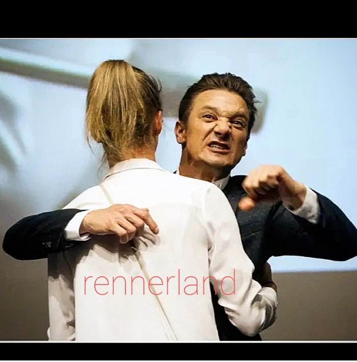 rennerland's tweet photo. Karlovy Vary
Renner ~ fan ~ pic ~ joke.
#JeremyRenner #beautifulfan #stabbedbybehind #windriver #joke #brokenarms https://t.co/QJW1d02maD