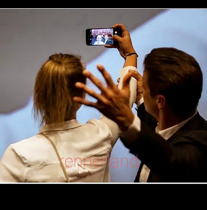 rennerland's tweet photo. Karlovy Vary
Renner ~ fan ~ pic ~ joke.
#JeremyRenner #beautifulfan #stabbedbybehind #windriver #joke #brokenarms https://t.co/QJW1d02maD