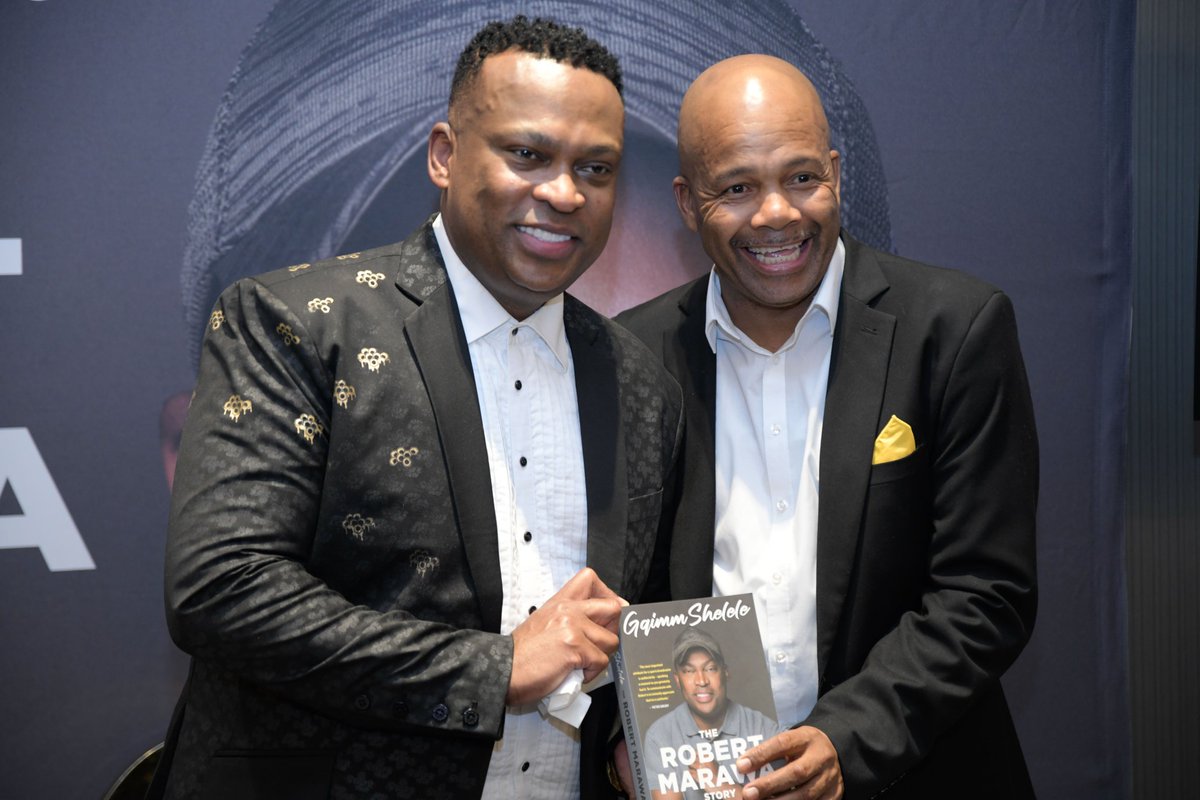 robertmarawa's tweet photo. This chap will NEVER be employed in a local SA club as a Coach in the same way I will NEVER be employed in a local television company!! For the same reasons. I respect him for his principles.... An honour knowing u Mr @RealTebogoMoloi 🙏🏽🙏🏽 https://t.co/tYywcviIyW