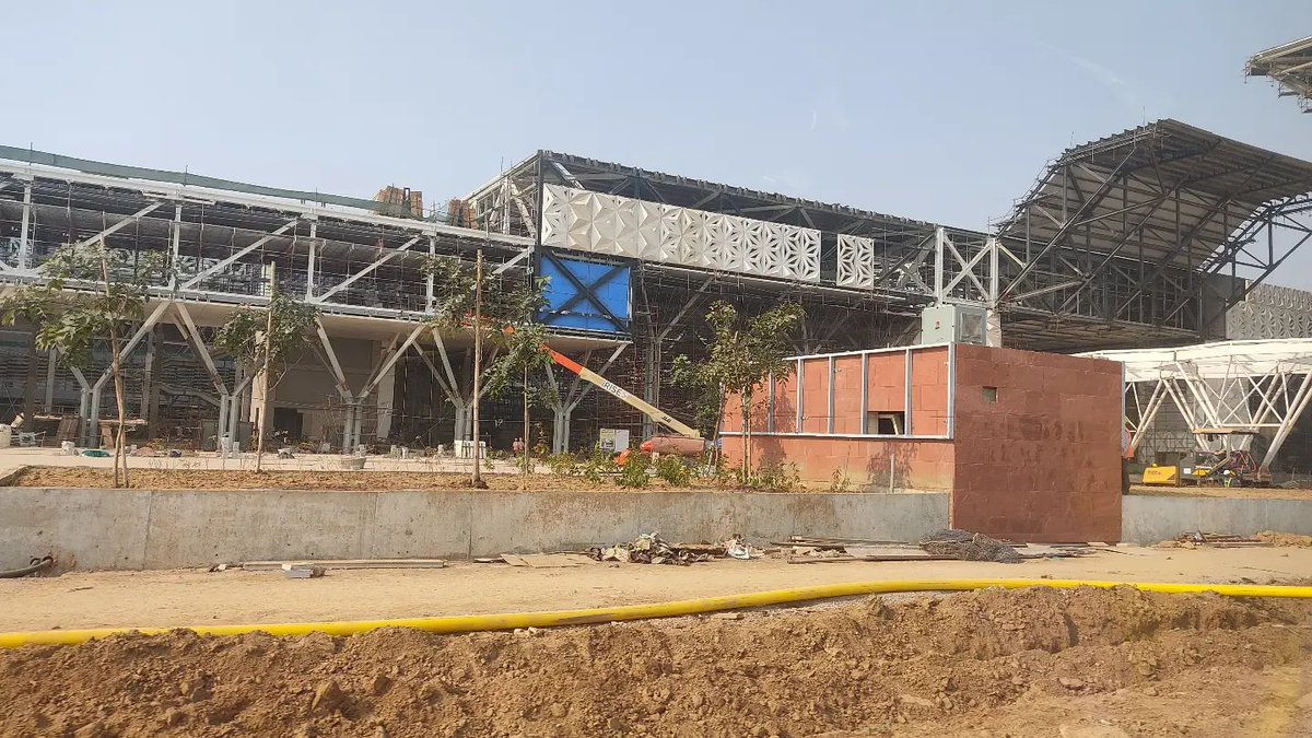 IndianTechGuide's tweet image. India&apos;s largest convention and exhibition centre (IICC), Dwarka phase 1 construction is now 75% complete. #Delhi