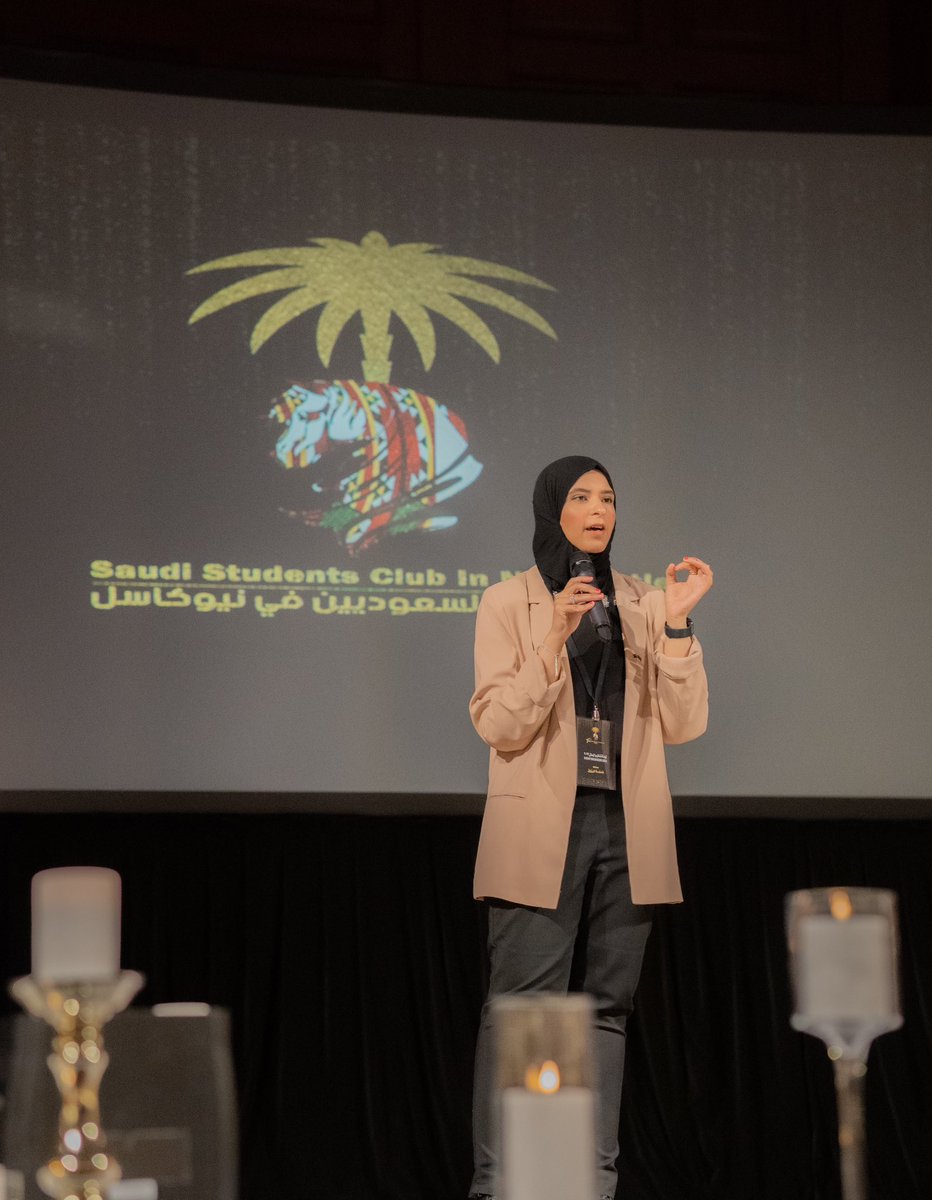 sscinn_au's tweet photo. قامت الدكتورة فاطمة المرزوق بإعلان تدشين هوية نادي الطلبة السعوديين في نيوكاسل الجديدة لهذا العام والتي تحمل ثلاثة رموز اساسية : الخيل العربي ، السدو ، و النخلة والي تعكس فخرنا بعروبتنا ، بثقافتنا ، و بتاريخنا السعودي العظيم 🇸🇦 https://t.co/sy7aVm2WyA