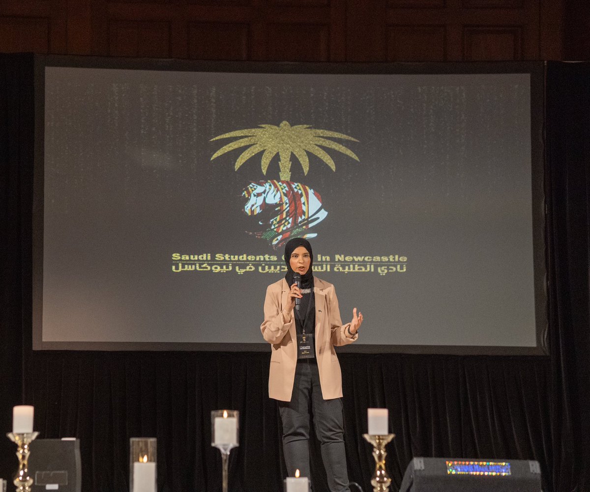 sscinn_au's tweet photo. قامت الدكتورة فاطمة المرزوق بإعلان تدشين هوية نادي الطلبة السعوديين في نيوكاسل الجديدة لهذا العام والتي تحمل ثلاثة رموز اساسية : الخيل العربي ، السدو ، و النخلة والي تعكس فخرنا بعروبتنا ، بثقافتنا ، و بتاريخنا السعودي العظيم 🇸🇦 https://t.co/sy7aVm2WyA