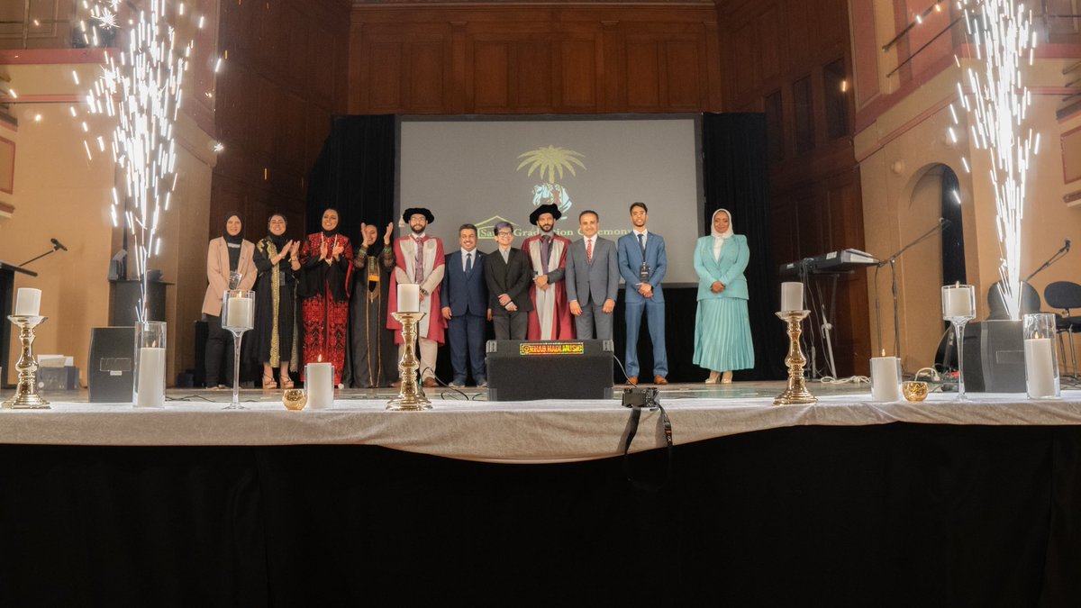 sscinn_au's tweet photo. شكراً من القلب لهذا الفريق الرائع الذي بذل كل ما لديه من جهد ، من وقت ، و من تفاني لأجل ان يظهر هذا الحفل بهذه الصورة المشرفة 🤍💚 

ترقبوا المزيد من المقتطفات قريباً لهذا الحفل البهيج 🤍💚

#نعانق_السماء_مجداً https://t.co/MQv9ydaAbL