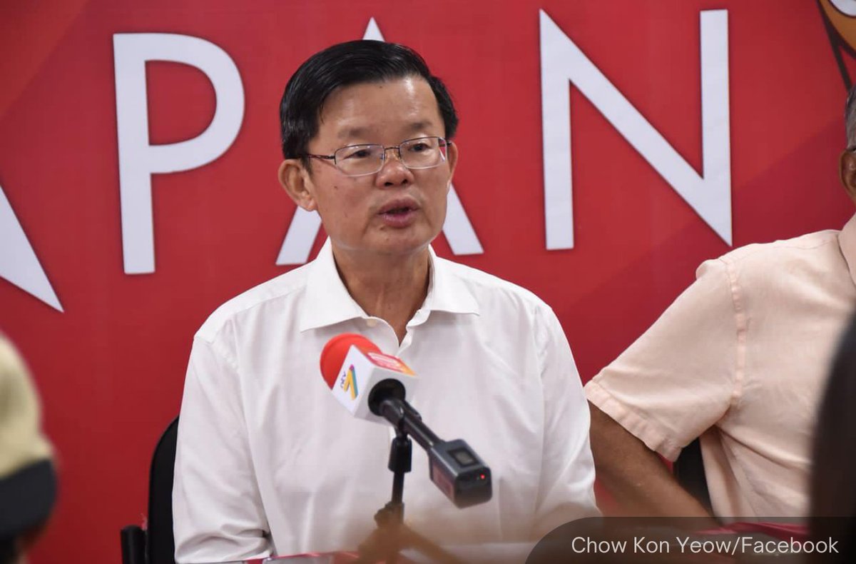 NewsBFM's tweet photo. 1. The Penang state government has announced a half-month special financial aid with a minimum payment of RM1,200, for the civil servants in the state. 

Chief Minister Chow Kon Yeow says the provision totalling RM6.13 million would benefit 3,920 civil servants. https://t.co/Aw6M2i5NJh