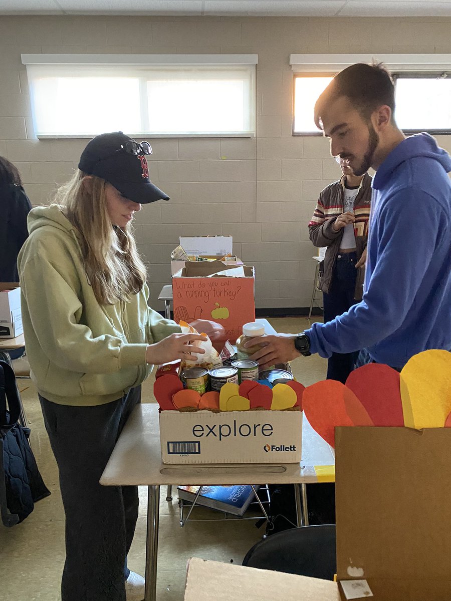 ths_kc's tweet photo. Our Thanksgiving food drive was a success! Thank you so much to everyone who donated! Today our awesome key club board members assembled 13 boxes of food for families for Thanksgiving! Thank you everyone again! We will see you at the next general meeting on November 28th :) https://t.co/D1Iohws4Mq