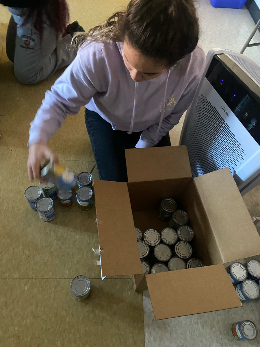 ths_kc's tweet photo. Our Thanksgiving food drive was a success! Thank you so much to everyone who donated! Today our awesome key club board members assembled 13 boxes of food for families for Thanksgiving! Thank you everyone again! We will see you at the next general meeting on November 28th :) https://t.co/D1Iohws4Mq