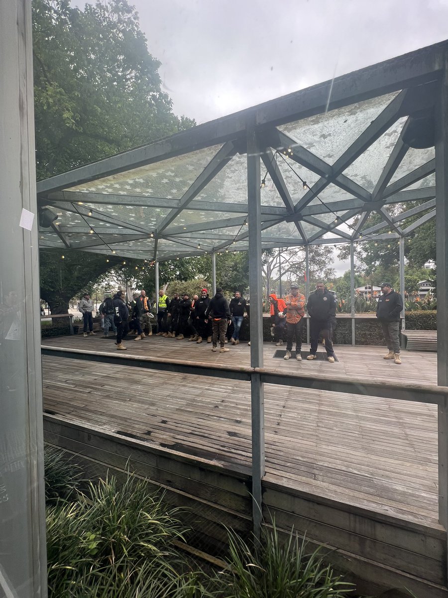 bridgerollo's tweet photo. CFMEU crowd now yelling through the glass. OL @matthewguy says “This is just intimidation and division that’s what Daniel Andrews has brought to Victoria” he says polls show today a Coaltion govenrment is in reach @abcmelbourne #springst https://t.co/dq2xev4LK8