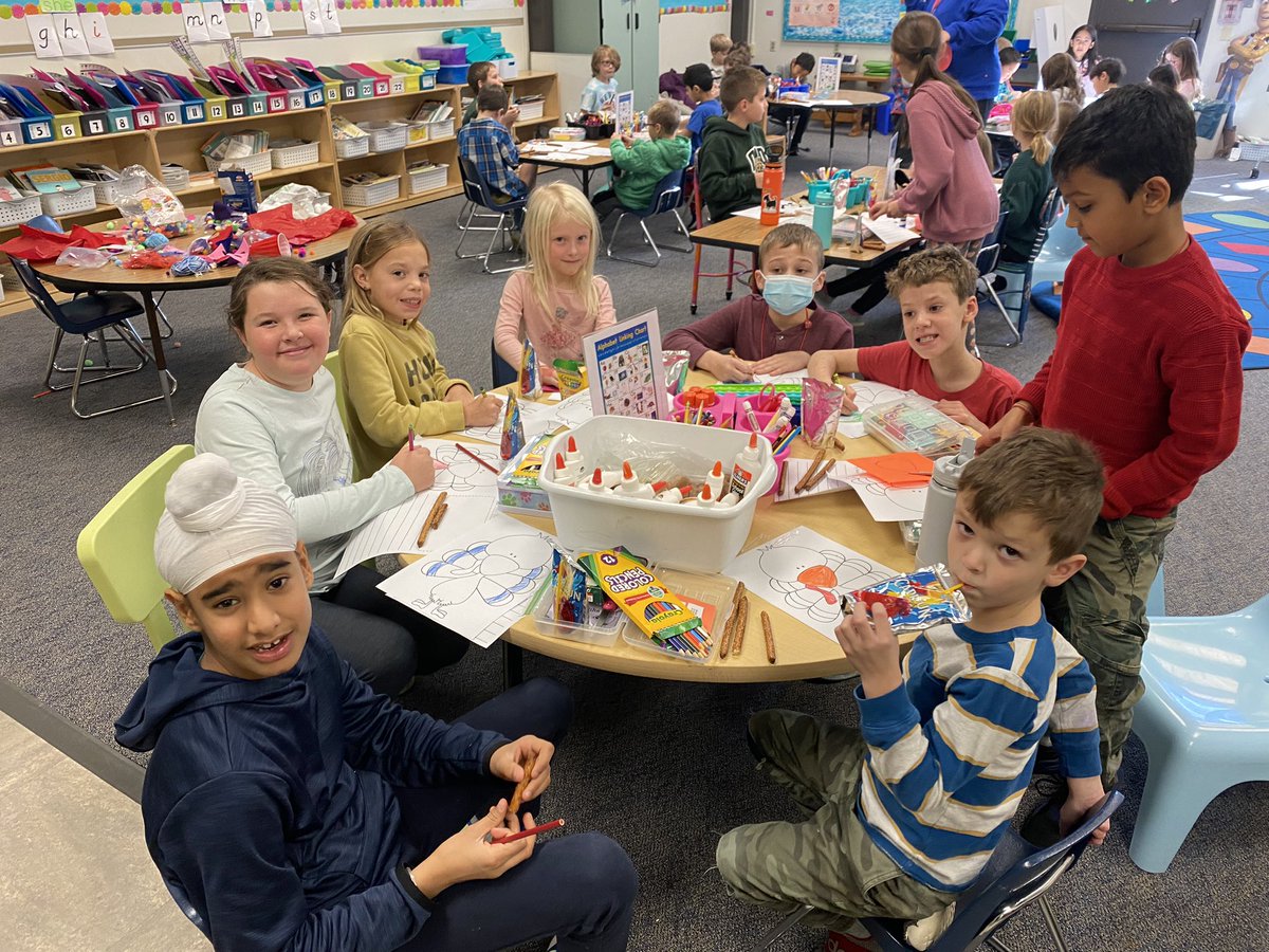 Buddies disguised a turkey today! Thanks for having us, Ms. Law! 🦃❤️ #BetterTogetherDCS