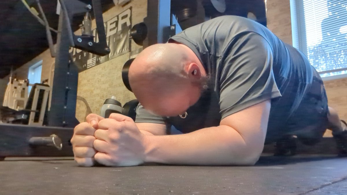 BigSmokinDad's tweet photo. Gotta keep that core strong if you want to lift big. Planks are a necessary evil. https://t.co/ni3pXJYq2c