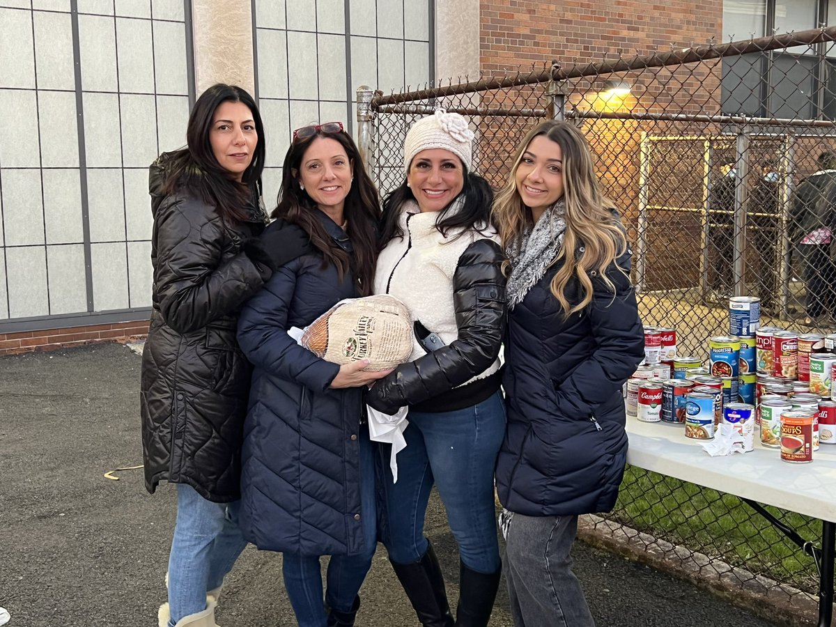 GioNYC1's tweet photo. Mission accomplished ✅ 500 turkeys 🦃 given away to the residents of Stapleton- happy Thanksgiving to all https://t.co/DbDnLNK5yU