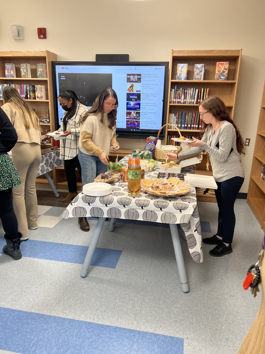 MontanesSoledad's tweet image. ⁦@QMs419⁩ we believe in the power of community building activities. Today’s was centered in gratitude. #HappyThanksgiving #WorkLifeMatters ⁦@NYC_District24⁩