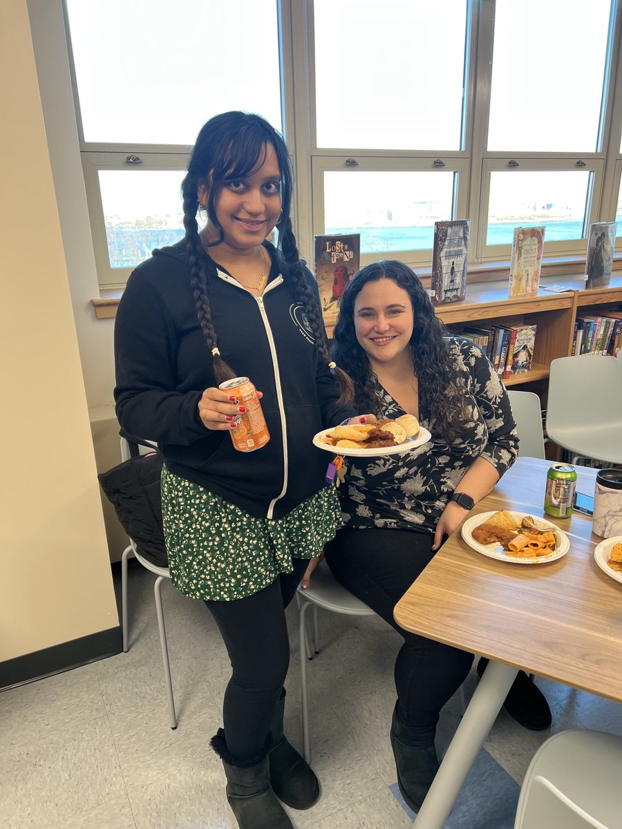 MontanesSoledad's tweet image. ⁦@QMs419⁩ we believe in the power of community building activities. Today’s was centered in gratitude. #HappyThanksgiving #WorkLifeMatters ⁦@NYC_District24⁩