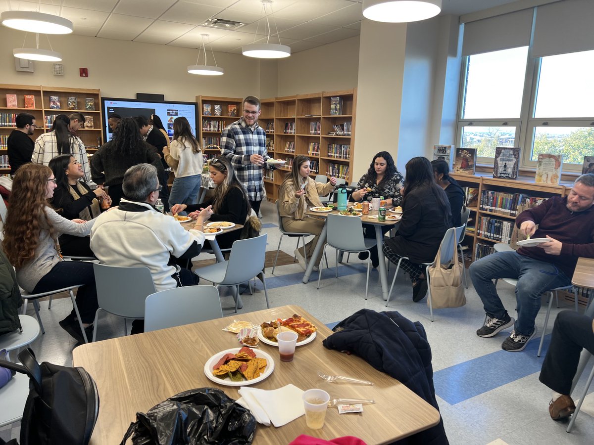 MontanesSoledad's tweet image. ⁦@QMs419⁩ we believe in the power of community building activities. Today’s was centered in gratitude. #HappyThanksgiving #WorkLifeMatters ⁦@NYC_District24⁩