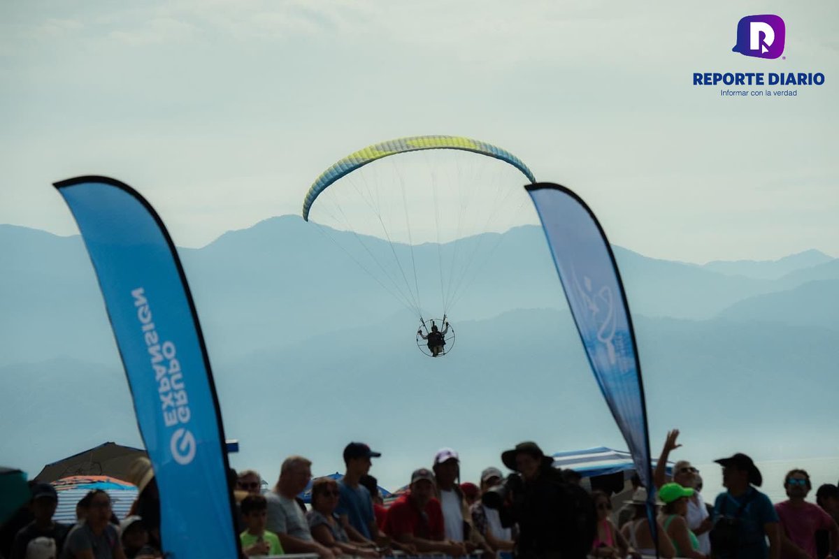 reportediariopv's tweet photo. Desde el cielo cayeron cientos de #paracaidistas
Un súper espectáculo en las las #playas de #FIBBA
Un día con el cielo con #paracaídas cayendo y acertando en una de las playas de la región de #BahíadeBanderas
#PuertoVallarta #Deportes #Noticias #ReporteDiario https://t.co/MK4Iwuh93Z