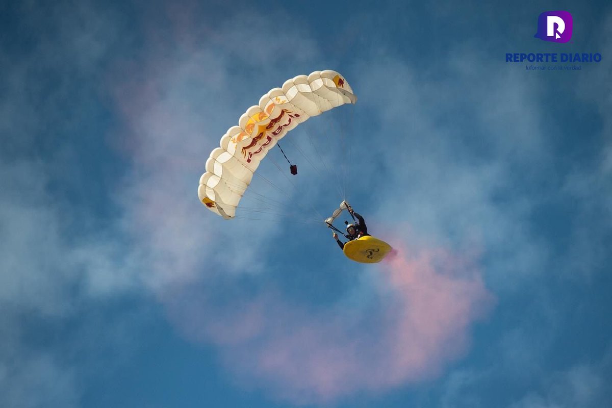 reportediariopv's tweet photo. Desde el cielo cayeron cientos de #paracaidistas
Un súper espectáculo en las las #playas de #FIBBA
Un día con el cielo con #paracaídas cayendo y acertando en una de las playas de la región de #BahíadeBanderas
#PuertoVallarta #Deportes #Noticias #ReporteDiario https://t.co/MK4Iwuh93Z