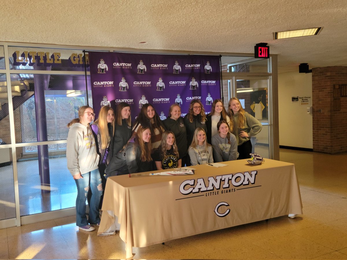 Coach_Bundy's tweet photo. Congratulations to @walters_jaiden and @LexieShaw_1 on signing their letters of intent, to play softball at Heartland Community College and Black Hawk Community College. We are so proud of you both! #LittleGiantsSoftball #ItsAGreatDayToBeALittleGiant https://t.co/23bTnBsM2l